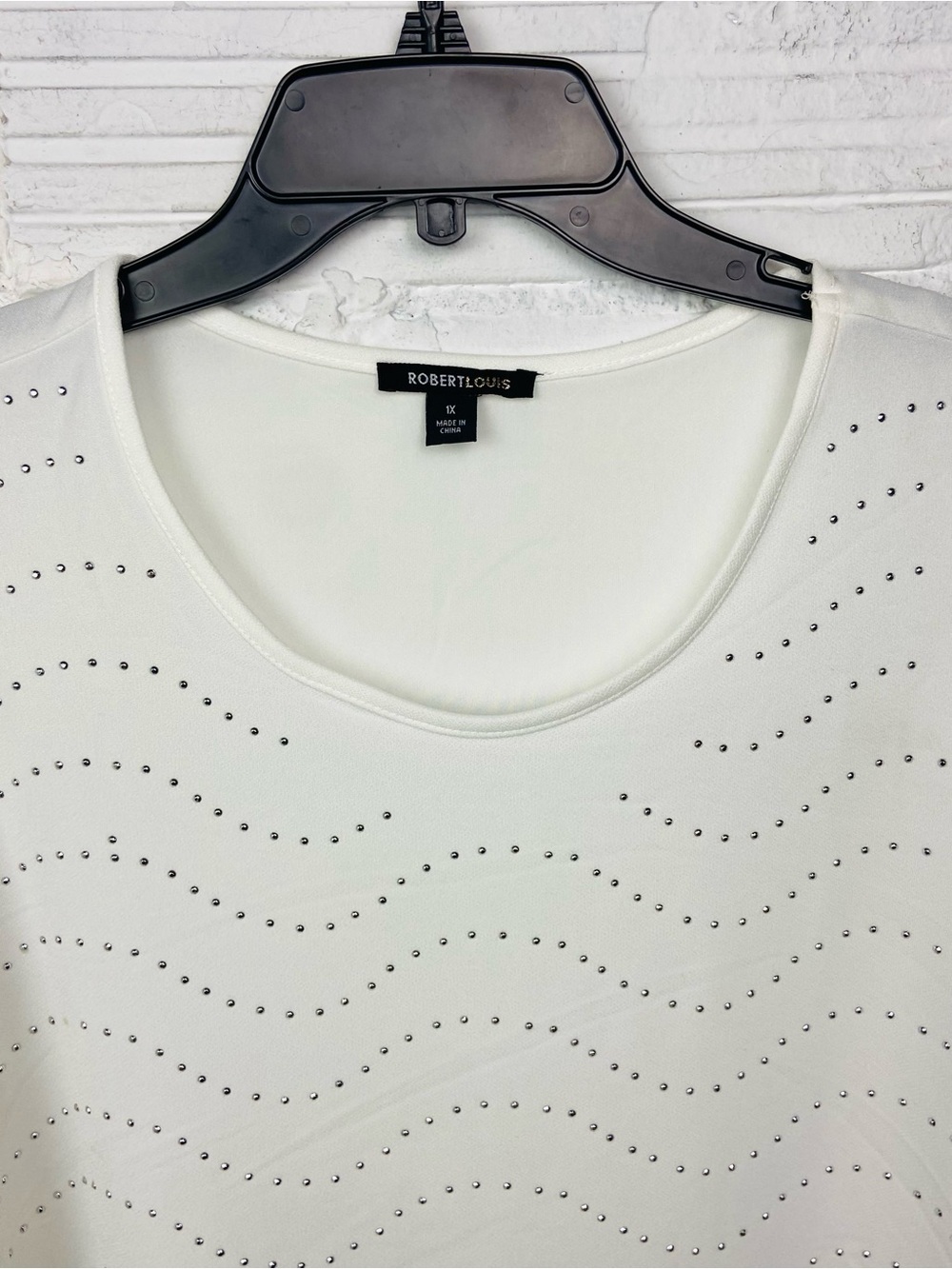 Robert Louis White Sleeveless Studded Wave-Pattern Tank size 1X - Picture 5 of 13
